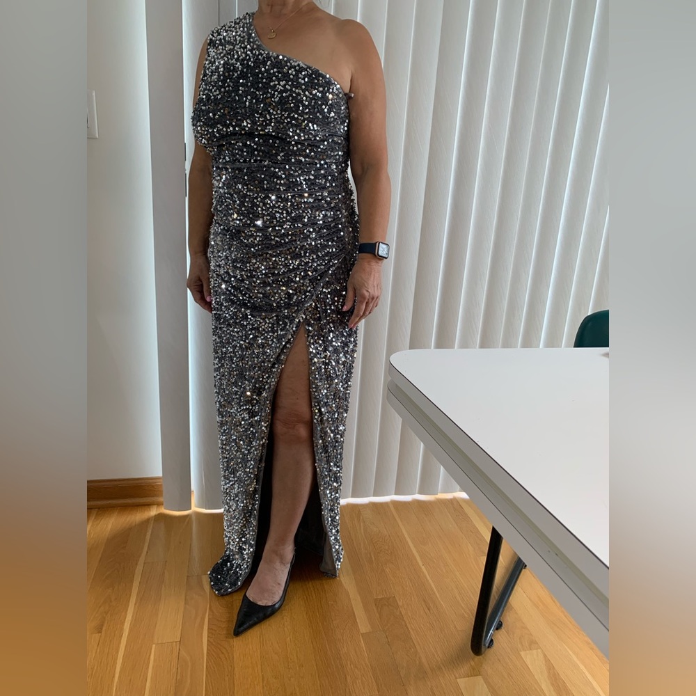 NWOT JOYFUNEAR STUNNING SEQUIN EVENING DRESS.